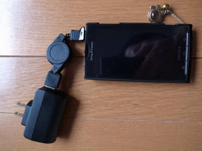 ACアダプタ+MicroUSB充電ケーブル+携帯電話
