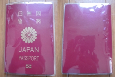 透明パスポートカバー着用例