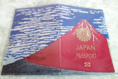 透明パスポートカバー着用例
